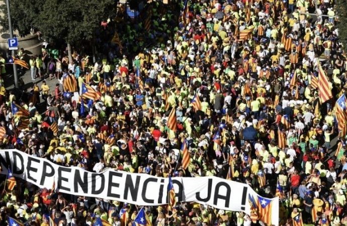 700. O00 personnes ont manifesté ce mardi 3 octobre 2017 contre les violences policières, selon la police Catalane.