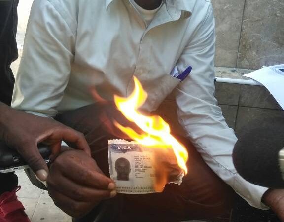 Un Haïtien brûle son visa américain