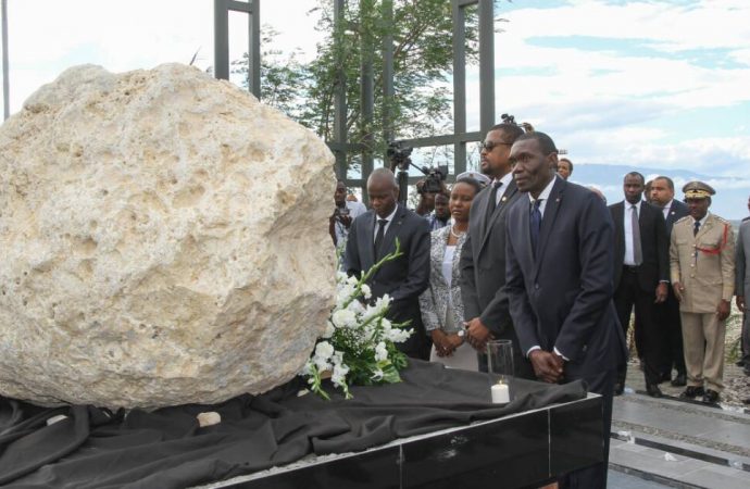 Jovenel Moïse rend hommage aux victimes du séisme de 2010