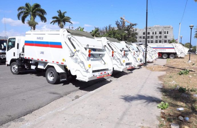 Jovenel Moïse remet 37 camions compressifs aux Mairies du pays