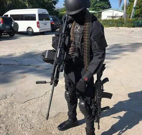 Des uniformes de police et des armes à feu remarqués pour la première fois par Michel-Ange Gédéon