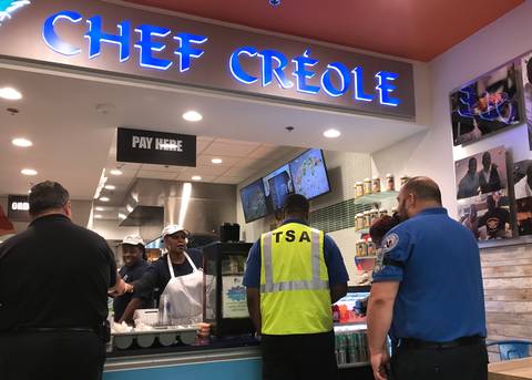 À Miami, un Restaurant haïtien offre des plats chauds aux travailleurs de la TSA