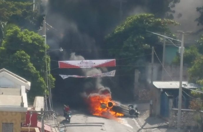 Manifestations à Port-au-Prince : un mort par balles, des véhicules incendiés, des magasins pillés