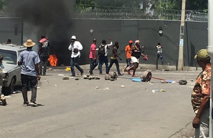 L’ambassade de France attaquée à coups de pierres par des manifestants