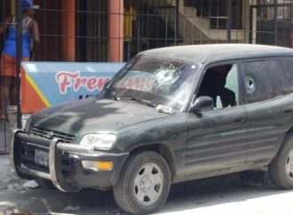 Des manifestants ont tenté d’incendier 3 véhicules de la Radio Télévision Caraïbes