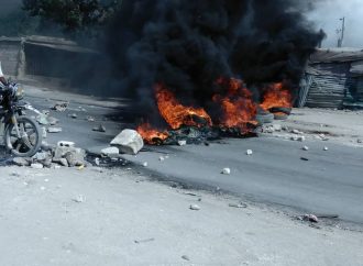 Tabarre : la population dresse des barricades de pneus enflammés sur la chaussée