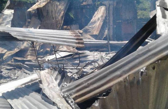 Marchand Dessalines: les gangs Arnel et Ti Sourit s’affrontent, un mort, 25 maisons incendiées