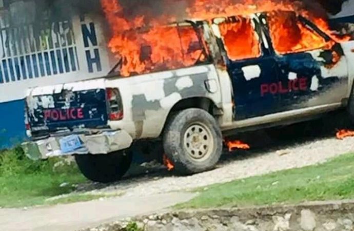 Le commissariat de Marigot attaqué, un véhicule de police incendié