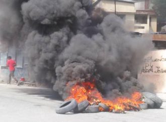Rareté de carburant-Protestation: barricades de pneus enflammés constatés dans la région métropolitaine de Port-au-Prince