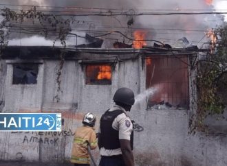 À Petion-Ville, les manifestants brûlent une ancienne maison