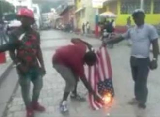 Cap-Haïtien: Encore un autre drapeau américain brûlé par des manifestants