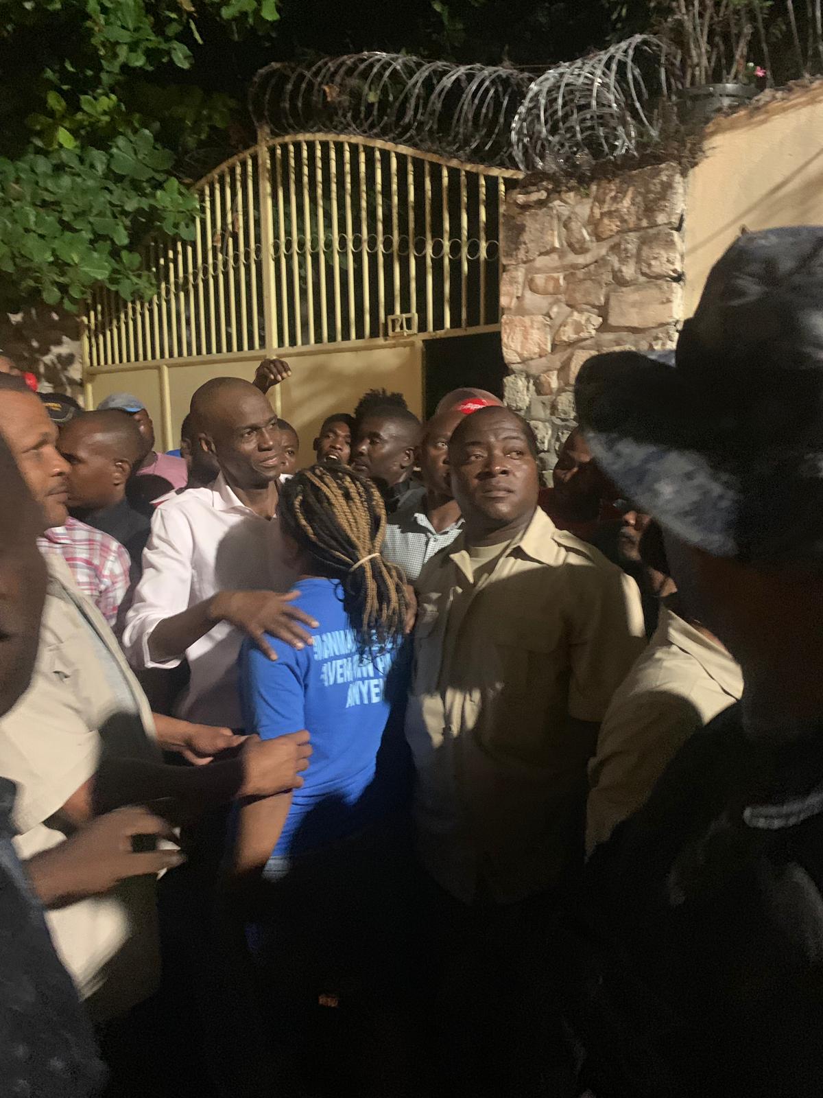 Jovenel Moïse en pleine discussion avec des habitants de Pèlerin 5