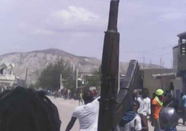 Aux Gonaïves et à Jacmel, des manifestants exhibent leurs armes