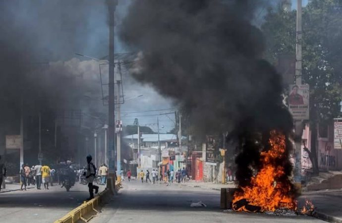 Situation de tension sur la place Saint Pierre à Petion- Ville: La PNH disperse la manifestation