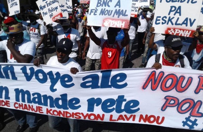 Haïti-Protestation: Des policiers marchent actuellement dans les rues