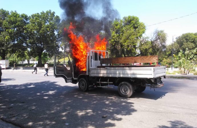 Champ-de-mars-Affrontement entre des agents de l’USGPN et des militants politiques:  Un véhicule incendié, une personne blessée