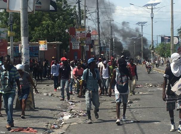 “Nou pral dèyè Jovenel”, scande un groupe de manifestants dirigeant vers Pétion-ville