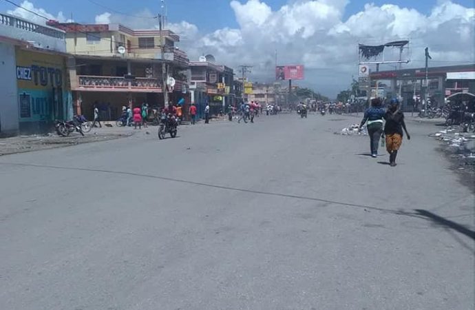 Aux Cayes et aux Gonaïves, l’opposition annonce une trêve pour le ravitaillement