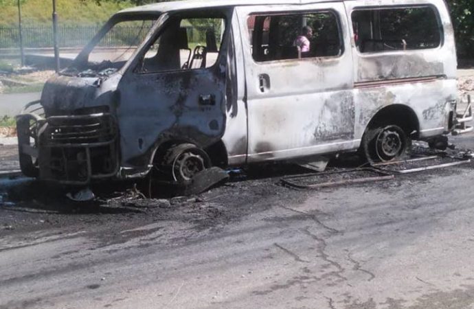 Incendie du minibus: 3 individus arrêtés, selon le MJSP