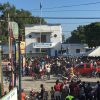 USNS Comfort: en quête de soins de santé, des centaines de personnes se bousculent devant la marine haïtienne