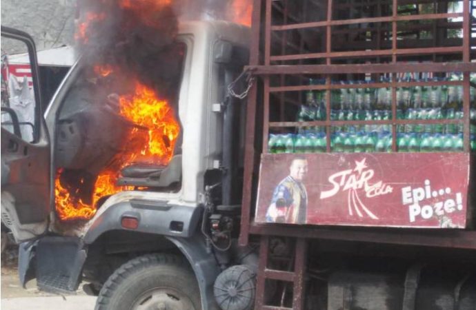 Un camion de boissons gazeuses pillé, incendié lors des funérailles des militants