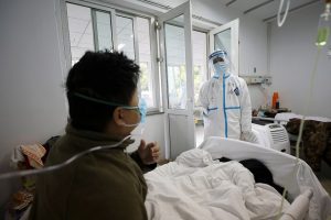 Coronavirus: plus de 1500 morts, premier décès en Europe