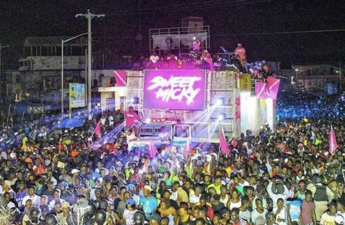 Cap-Haitien: Sweet Micky défile au carnaval sous un concert de cartouches, des blessés enregistrés
