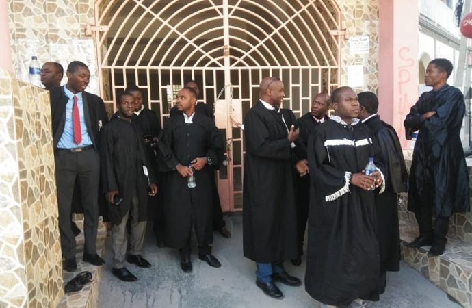 Aux Cayes: des avocats ferment les portes du Parquet
