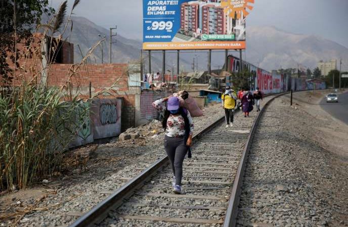 Au Pérou, des centaines de personnes se lancent sur les routes dans un pays confiné
