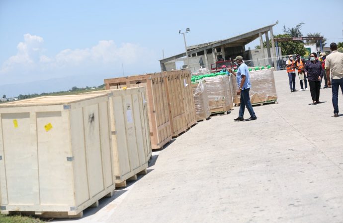 Lutte contre la covid-19: arrivée à Port-au-Prince de 3 générateurs, 325 bonbonnes d’oxygènes