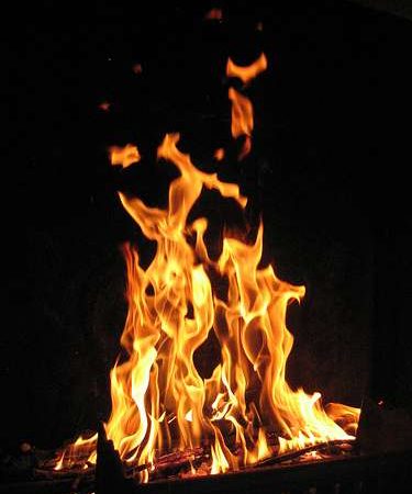 Incendie à Christ-Roi : des sapeurs-pompiers tentent difficilement de circonscrire le feu