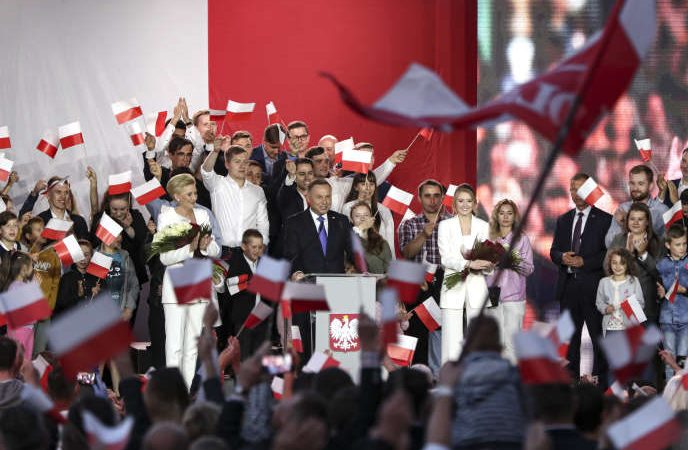 Election en Pologne : le président sortant Andrzej Duda réélu de justesse