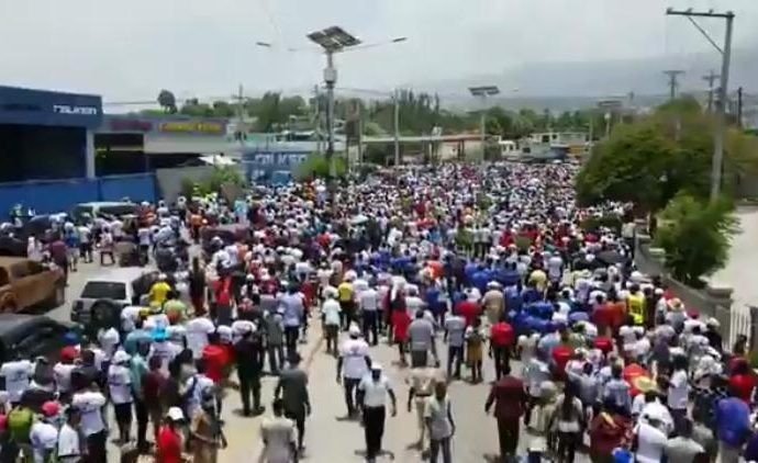 “Vive la famille”, des milliers de citoyens ont marché contre l’immoralité