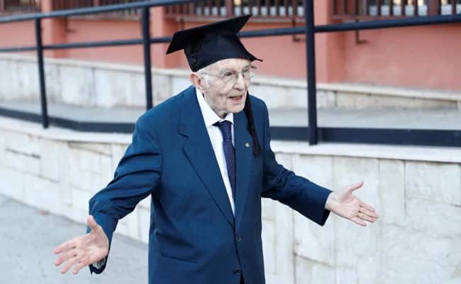 A 96 ans, il obtient son diplôme en histoire et philosophie