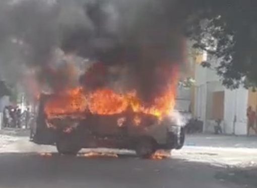 Panique à Port-au-Prince : un minibus en feu !