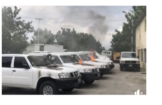 Protestation policière : le bureau du FAES attaqué, plusieurs véhicules incendiés