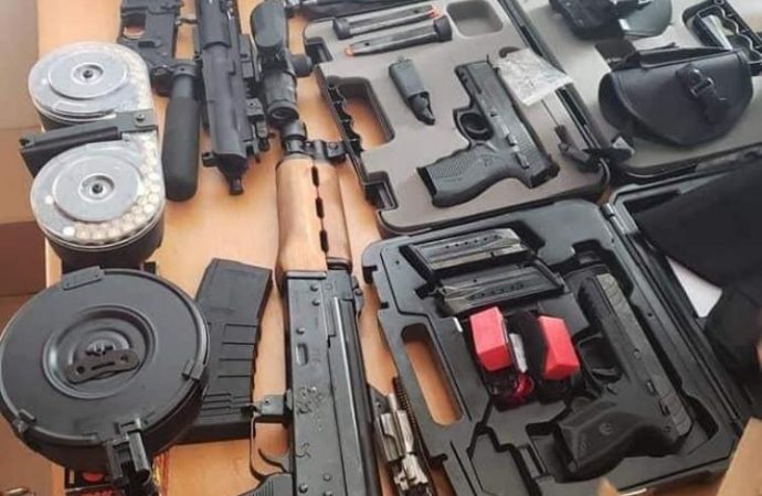 Opérations policières : une dizaine d’armes à feu, plus de mille cartouches saisies