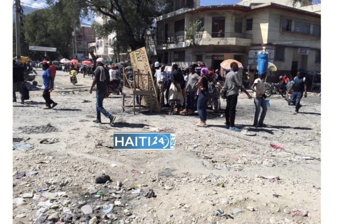 Nouvelle journée de tension à Port-au-Prince : un véhicule incendié, des pare-brises d’autres cassés