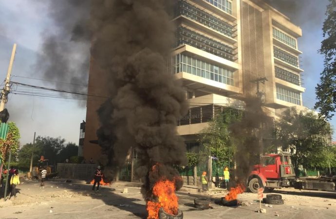 Situation de tension à Port-au-Prince : des barricades de pneus enflammés érigés, plusieurs routes bloquées