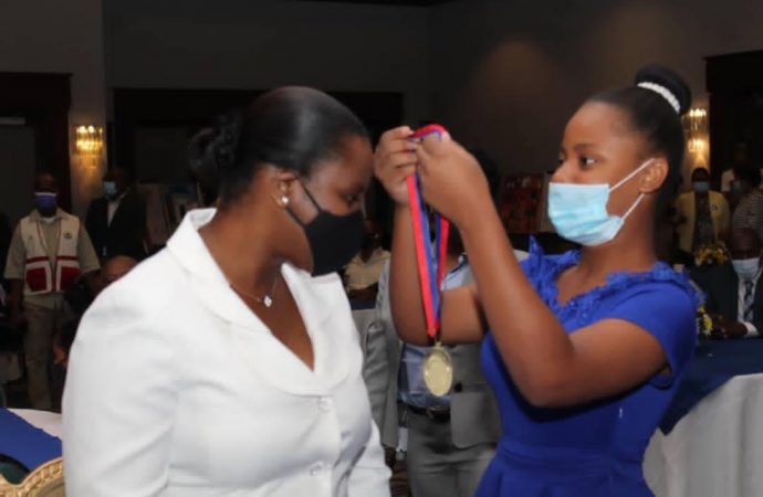 La Médaille d’Honneur Nationale « Champion de la Protection de l’Enfant » décernée à Martine Moïse