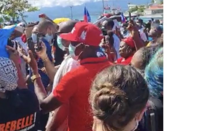 Guadeloupe : manifestation devant la préfecture contre l’expulsion forcée de 30 Haïtiens