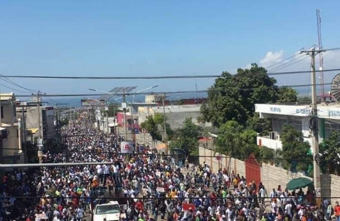 Marche contre la dictature : plusieurs milliers de personnes dans les rues Port-au-Prince