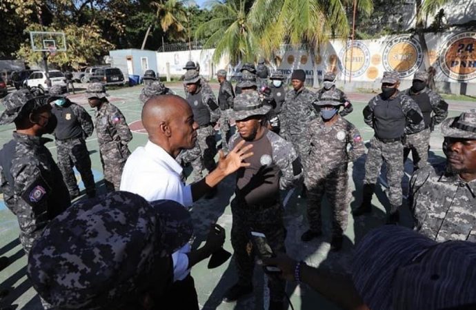 Visite de solidarité du président Jovenel Moïse à la base du SWAT Team