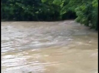 Belladère : un autobus emporté par les eaux, trois passagers restent introuvables