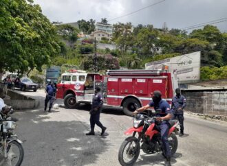 Pétion-Ville : des sapeurs-pompiers réclament des mois d’arriérés de salaire, bloquent les rues