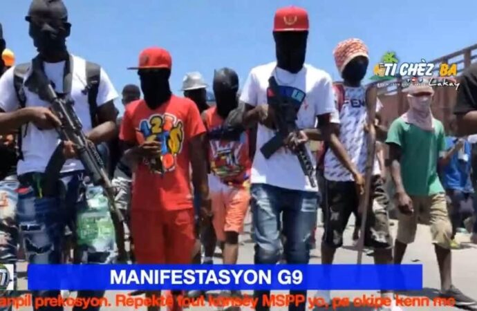 « G9 an fanmi » manifeste dans les rues de la capitale, accompagné des habitants de quartiers populaires