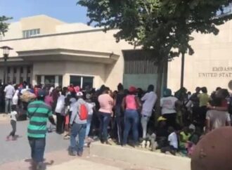 Choqués par l’assassinat de Jovenel Moïse, des demandeurs d’asile massés devant l’ambassade américaine à Tabarre