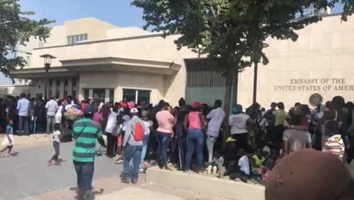 Choqués par l’assassinat de Jovenel Moïse, des demandeurs d’asile massés devant l’ambassade américaine à Tabarre