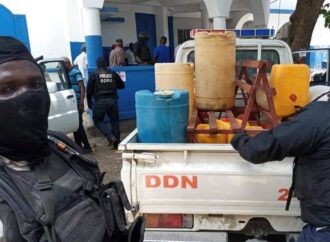 Rareté de carburant-Marché noir : la police confisque les “gallons jaunes”