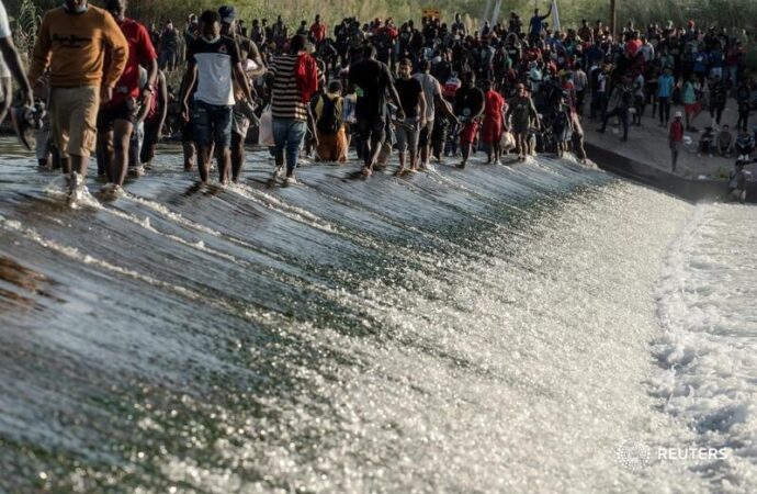 Plus de 10.000 migrants, pour la plupart des Haïtiens, bloqués sous un pont à la frontière mexico-américaine